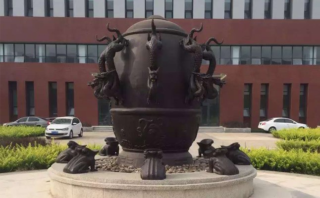 鑄銅地動儀